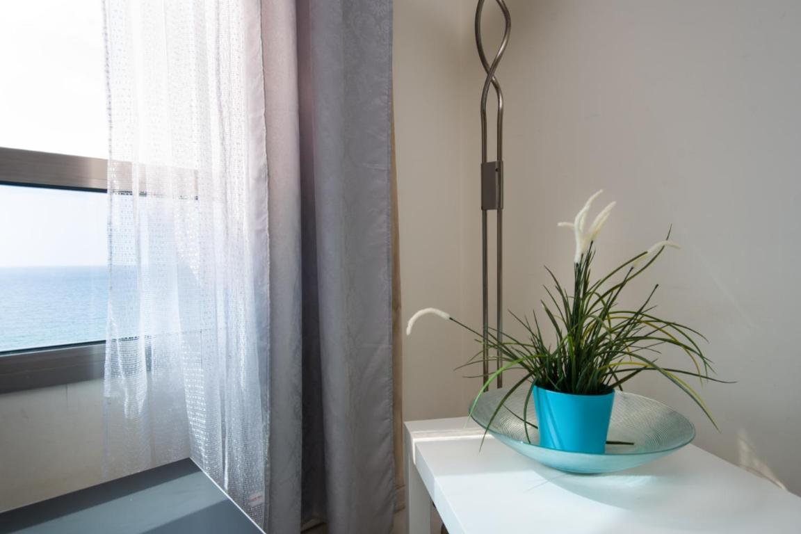 Sea View Beach Apartment Хайфа Экстерьер фото